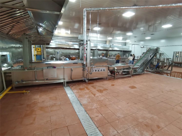 螺螄粉料包酸筍、酸豆角、木耳絲漂燙流水線